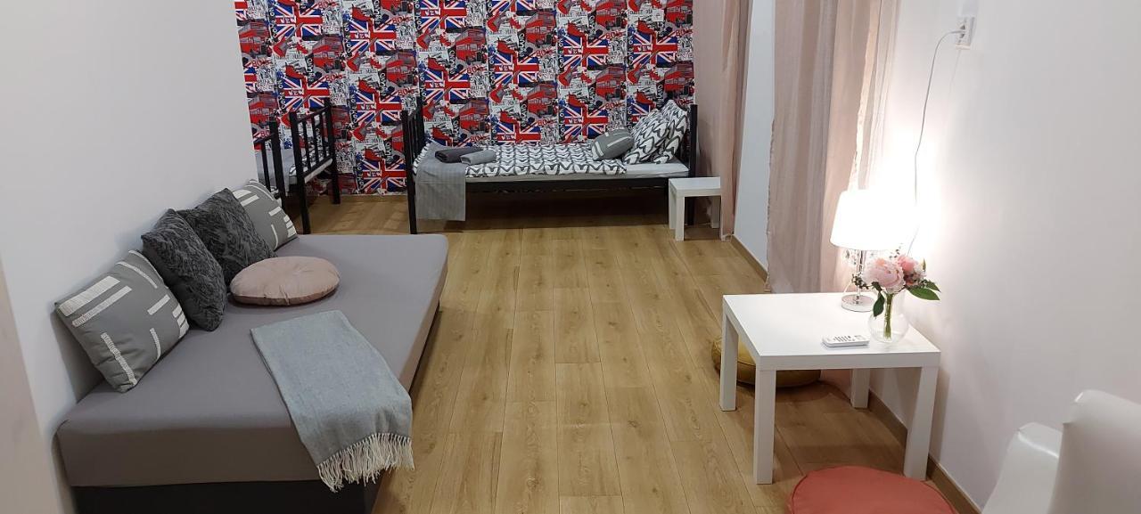 London Fog Apartment In The Party District Будапеща Екстериор снимка