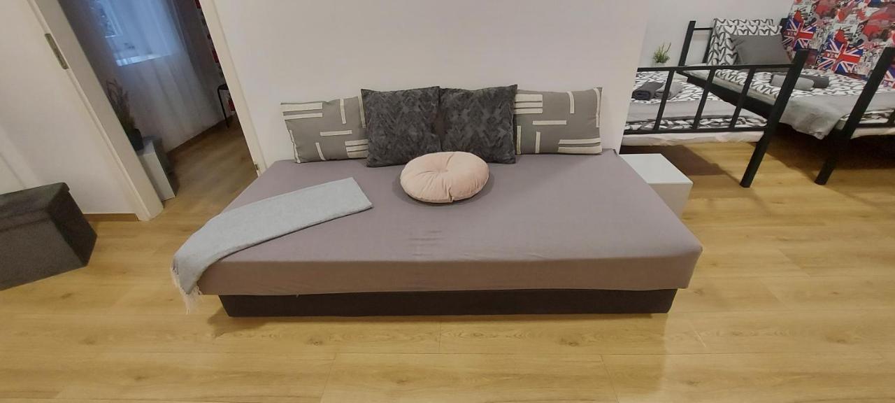 London Fog Apartment In The Party District Будапеща Екстериор снимка