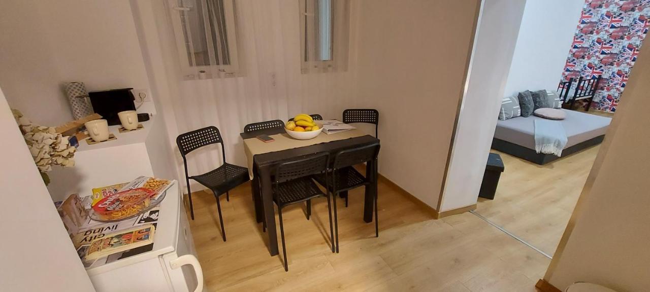 London Fog Apartment In The Party District Будапеща Екстериор снимка