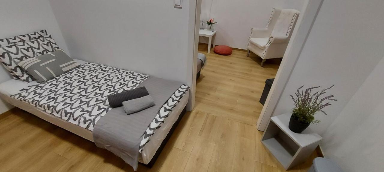 London Fog Apartment In The Party District Будапеща Екстериор снимка