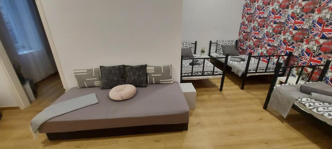 London Fog Apartment In The Party District Будапеща Екстериор снимка