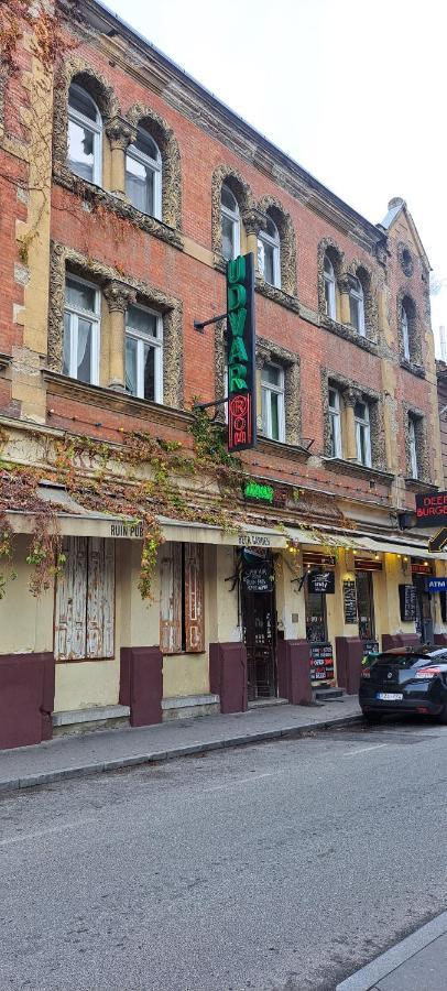 London Fog Apartment In The Party District Будапеща Екстериор снимка